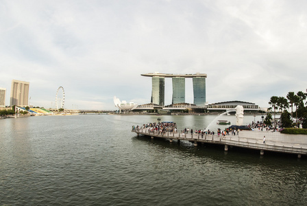 滨海湾拍摄的人聚集在新加坡的狮子雕像