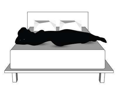 躺在床上的女人的剪影