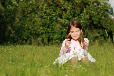 在绿色草地上的小女孩
