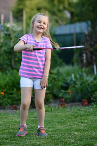 可爱的小女孩打羽毛球