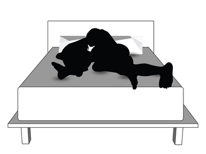 一对夫妇的女人男人在床上的剪影
