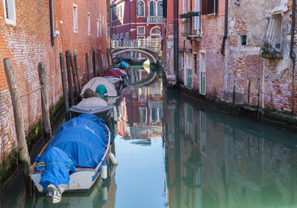 威尼斯小过道用小船