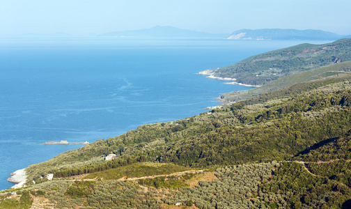 爱琴海海岸线靠近Myloptamos海滩希腊。