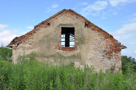 被遗弃的废墟的房子