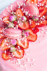 草莓和粉红色的蛋白杏仁饼干蛋糕装饰