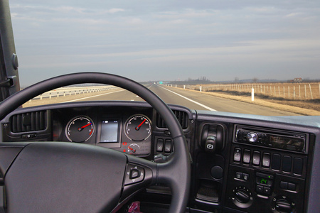 货车驾驶从货车驾驶室摄影图