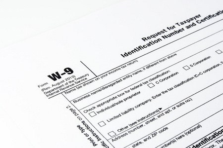 税收形式 w9 和一支笔