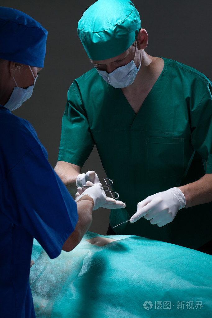 助理帮助外科医生手术