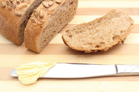 在把刀和一片面包上涂黄油