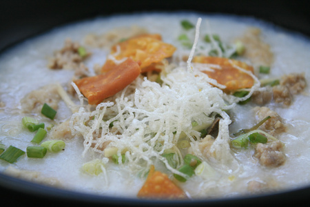 传统中式的白粥大米稀粥图片