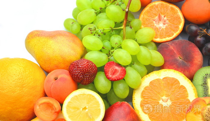 不同种类的新鲜和美味的水果在桌子上