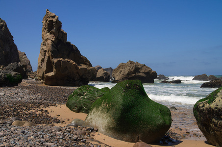 海滩上的海苔藓岩石。卡波达罗卡