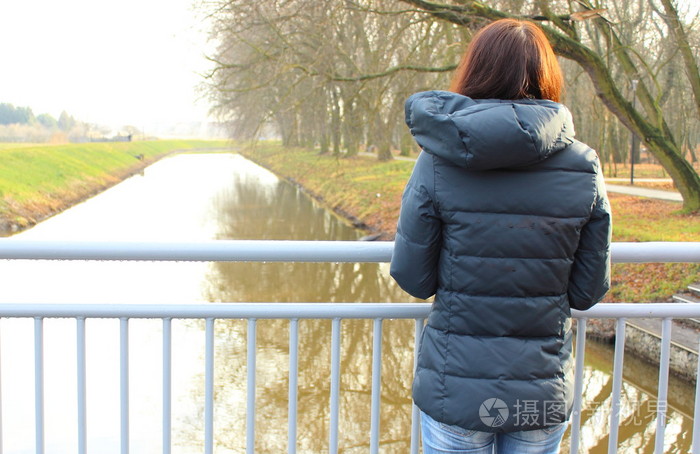 女子站在桥上的图片图片