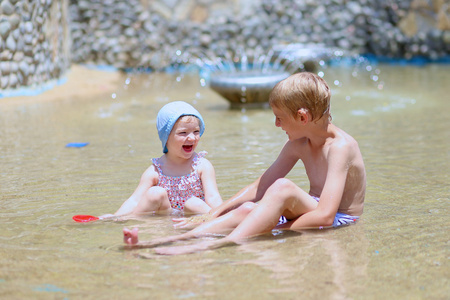 弟弟和妹妹玩玩水和沙子