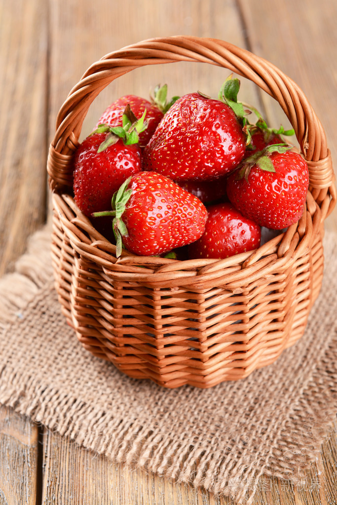 成熟的甜草莓在柳条编织的篮子