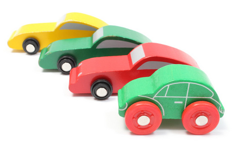 孤立的白色背景上的多彩玩具汽车