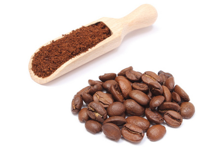 木勺子和堆谷物研磨咖啡