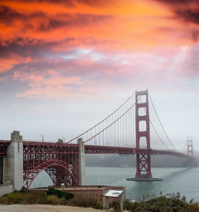 旧金山金门大桥的夕阳的天空