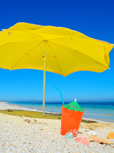 在晴朗的日子里使用遮阳伞和饮料