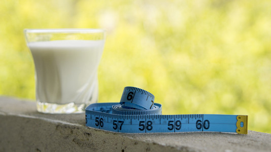 酸奶和测量卷尺