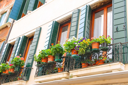 风景如画的意大利房子与阳台上的花