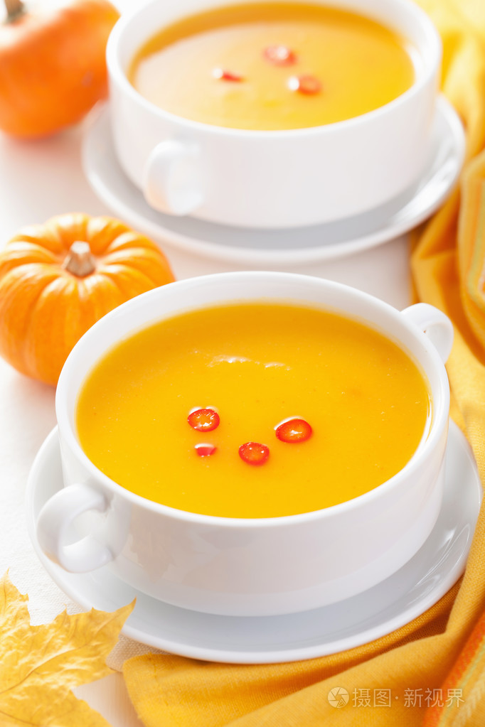 在白碗南瓜汤