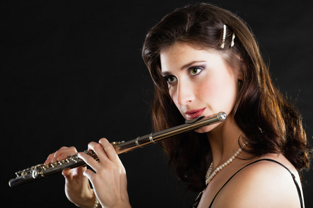 吹长笛动漫图片