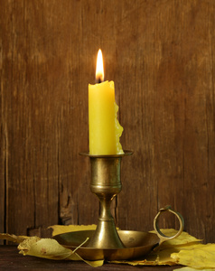 有木制背景蜡烛的老式烛台