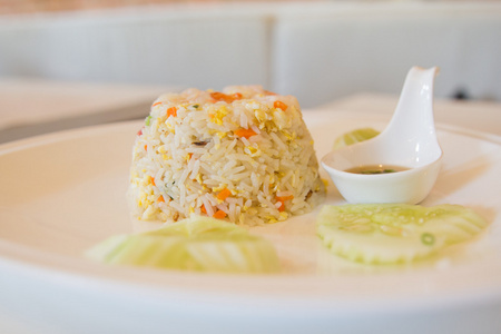 独特的风格泰国虾炒米饭服务到盘子上的图像