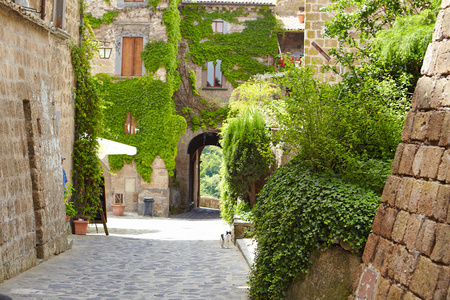 在意大利小镇的中世纪街道