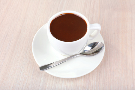 杯热巧克力在桌子上，靠得很近