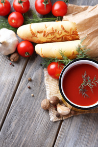 自制番茄汁变色马克杯 油条 香料和新鲜的西红柿上木制的背景