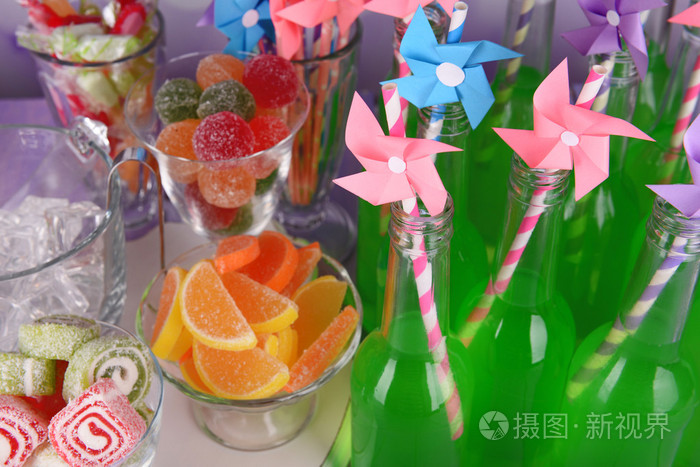 瓶饮料和糖果桌上的关闭