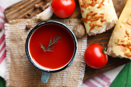 自制番茄汁在杯子 香料和新鲜的西红柿上木制的背景
