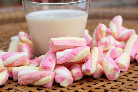 新鲜的牛奶和粉红色棉花糖