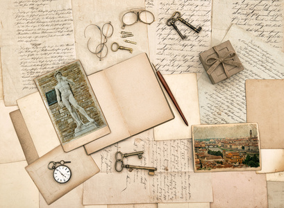 古董配件 旧信件 日记书和照片从弗洛