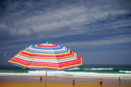 在有阳光的日子上海滩伞