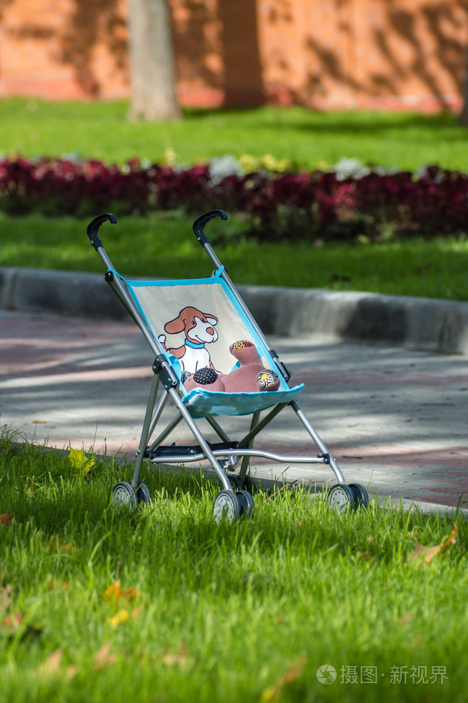 在公园里的单婴儿车