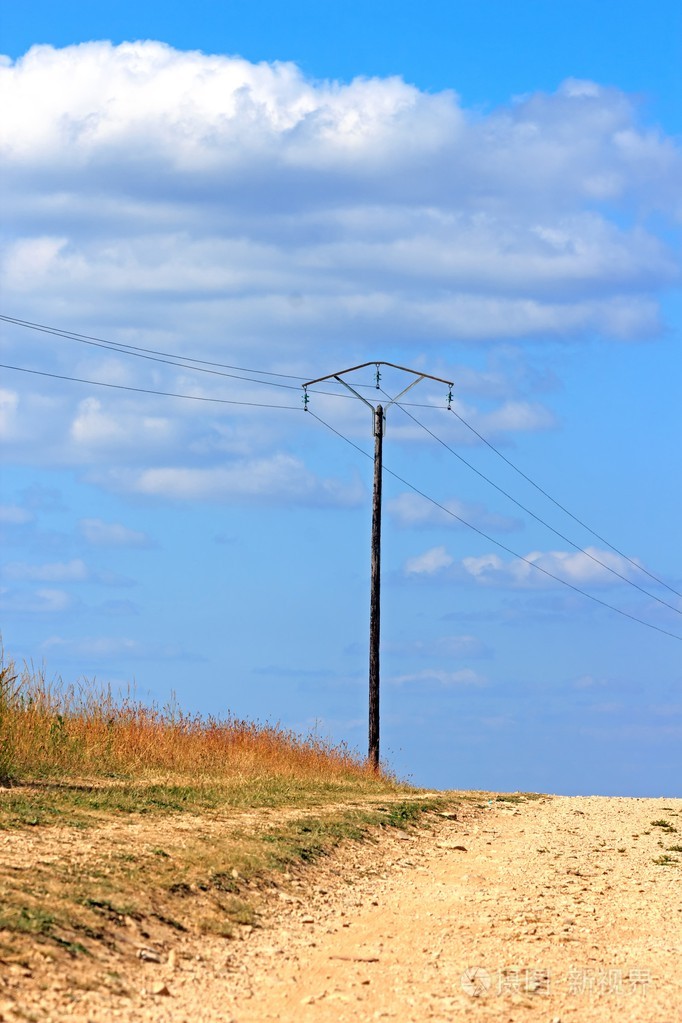 勃艮第某地乡村车道上的电线杆(法国)