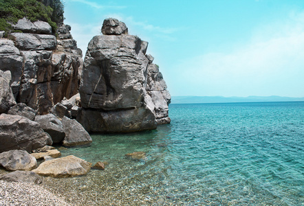 与沿海悬崖景观和平静大海