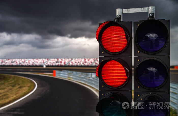 在赛道上的交通灯