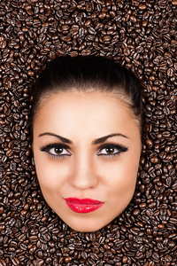 女人脸在咖啡豆