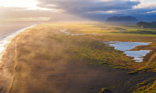 冰岛在日落的海岸线
