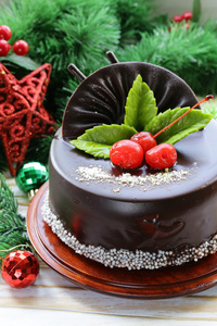 在节日的餐桌上的美味圣诞巧克力蛋糕。