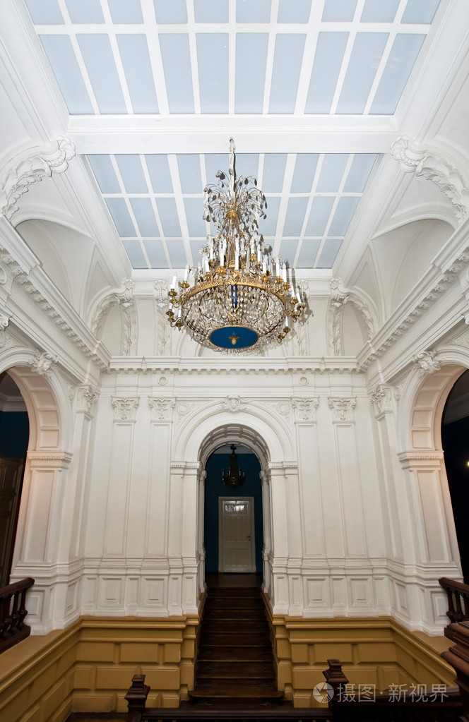 在旧的庄严的宫殿里的光泽的玻璃天花板