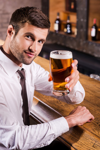 男人穿着衬衫和领带敬酒与啤酒