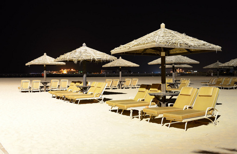 海滩夜景照明与棕榈朱美拉，迪拜，ua 观