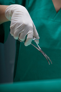 一名外科医生用手术剪刀的手的特写镜头