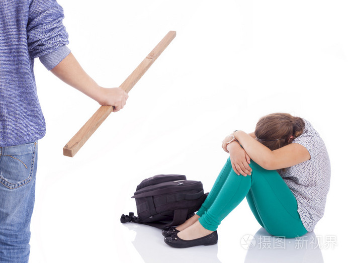 男孩用木棍在一个小女孩一个孤立的whi殴打