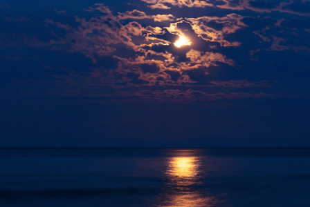 夜空洒满月光的水上满月